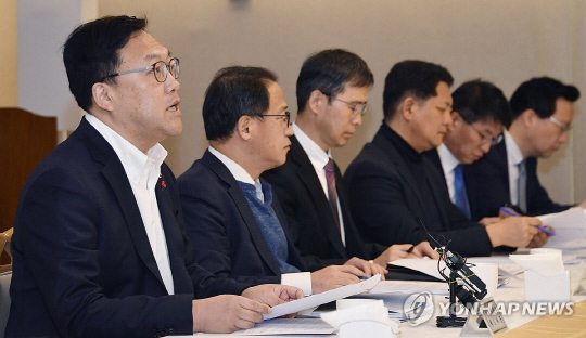 김병환 기획재정부 차관이 22일 정부서울청사에서 열린 '제35차 비상경제차관회의 겸 제6차 물가관계차관회의'를 주재하고 있다. <연합뉴스 제공>